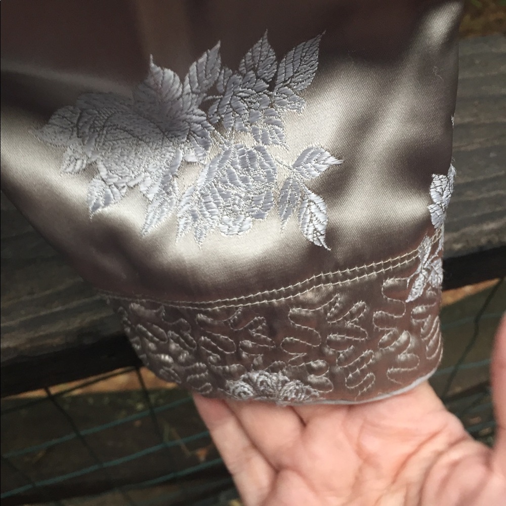 Mandarin silk reversible  quilted embroidered  burgundy jacket - Picture 13 of 16
